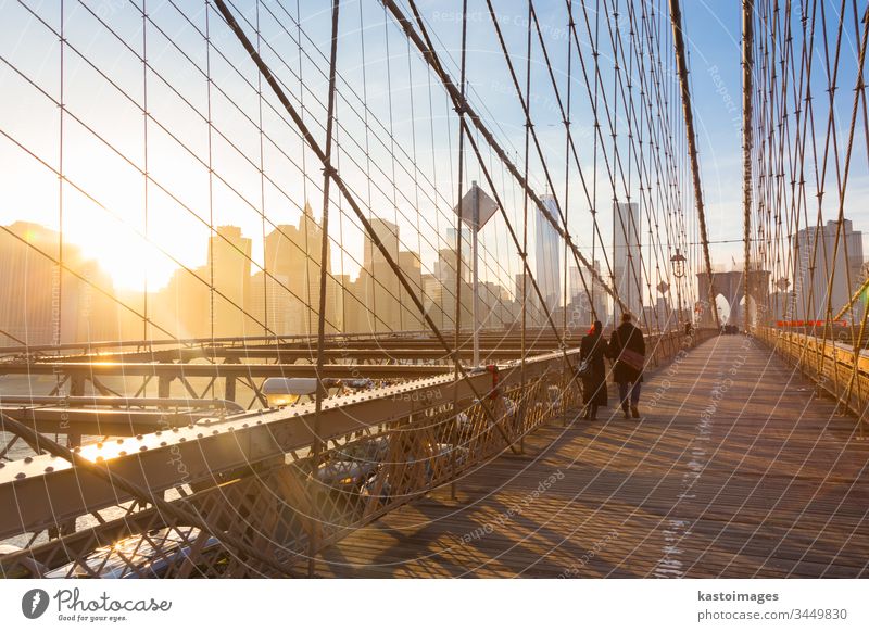 Brooklyn Bridge bei Sonnenuntergang, New York City. New York State Manhattan amerika Brücke Paar Spaziergang Großstadt Skyline Menschen USA Wolkenkratzer