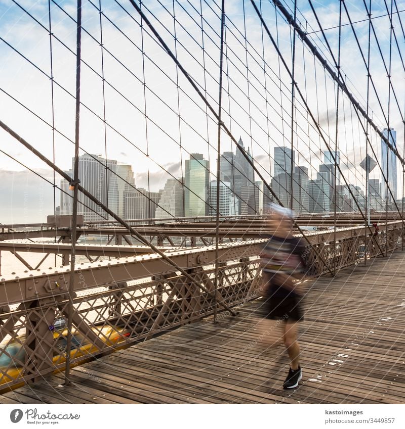 Brooklyn Bridge bei Sonnenuntergang, New York City. New York State Manhattan amerika Brücke Großstadt Skyline Menschen USA Wolkenkratzer laufen Sport Läufer