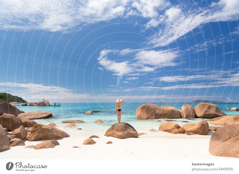 Frau genießt Anse Lazio Bild perfekten Strand auf der Insel Praslin, Seychellen. reisen Sommer Urlaub Lifestyle Feiertag MEER Freiheit Sand Resort sorgenfrei