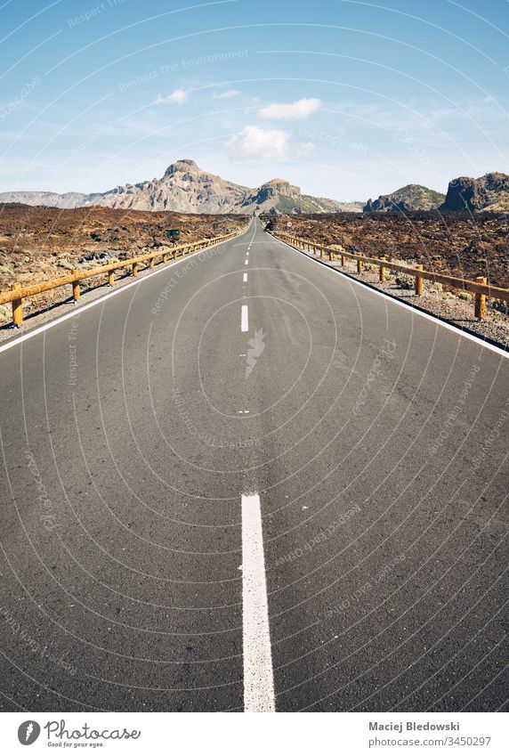 Asphaltstraße im Teide-Nationalpark, Teneriffa. Straße Autobahn Menschenleer Landschaft vulkanisch Reise Abenteuer reisen Autoreise retro altehrwürdig gefiltert