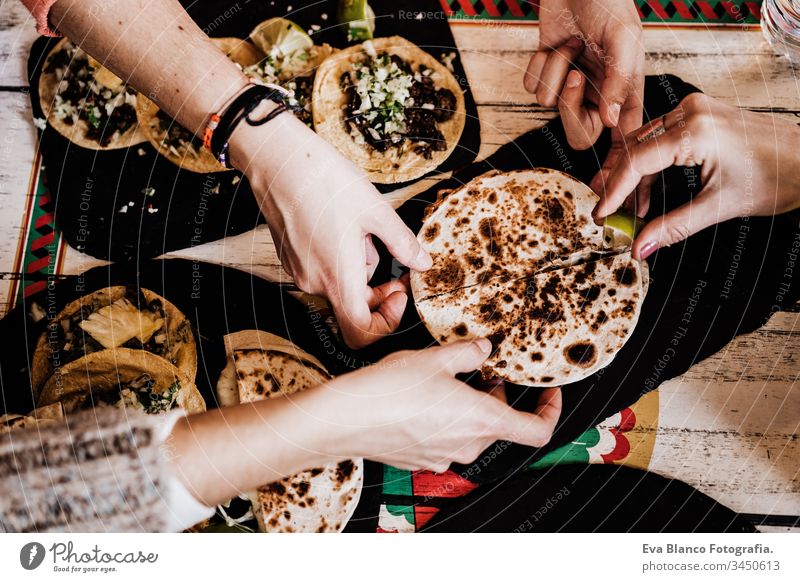nicht erkennbare Gruppe von Freunden, die in einem Restaurant mexikanisches Essen essen. Köstliche Fajitas. Lebensstil im Freien Menschengruppe Lebensmittel