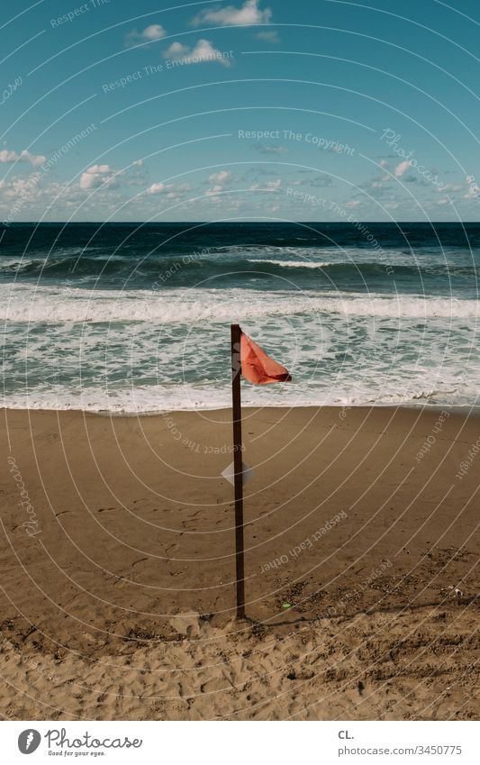rote flagge am strand Meer Wasser Küste Himmel Schönes Wetter Strand Sand Flagge badeverbot Verbote verboten Außenaufnahme Menschenleer Farbfoto
