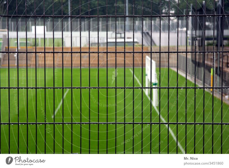 Spielbetrieb eingestellt Menschenleer Außenaufnahme Detailaufnahme Sport-Training Sportrasen Strafraum Bundesliga Fußballtor grün Sportstätten Fußballplatz