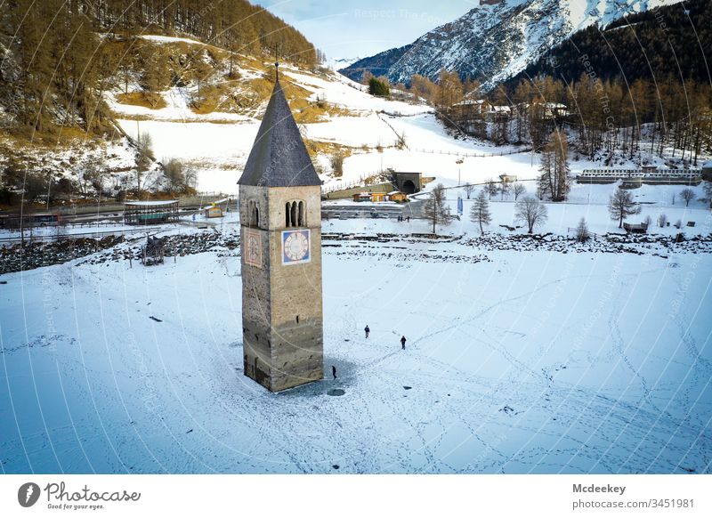 Kirchturm gefrorener See Eis Schlittschuhlaufen Eiswasser zugefrorener See Milan Skifahren kalt reschenpass Dröhnen Drohnenflug Drohnenansicht Drohnen-Bilder