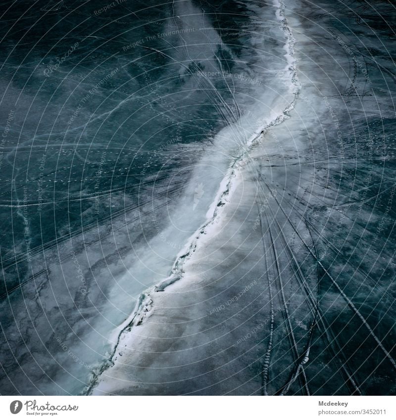 Spuren von Eisseen Schlittschuhlaufen See gefroren Eiswasser zugefrorener See Milan Skifahren kalt reschenpass Dröhnen Drohnenflug Drohnenansicht Drohnen-Bilder