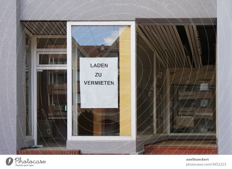 Laden zu vermieten Miete Deutsch Ladenfront Fenster Gebäude Haus Architektur Deutschland leer Leerstand Business Einzelhandel Räumlichkeiten laden zu vermieten