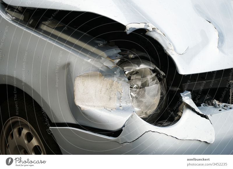 Autowrack nach einem Unfall mit Blechschaden PKW zerstört Scheinwerfer Motorhaube Beule Kollision Schaden Reparatur Verkehr Metall Automobil Versicherung