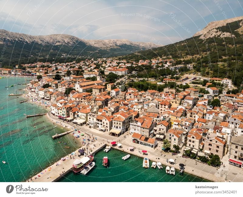 Luftpanorama der Stadt Baska, beliebtes touristisches Ziel auf der Insel Krk, Kroatien, Europa baska krk MEER Großstadt Gebäude hafen Wasser Sommer Architektur