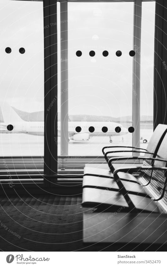 Leerer Wartebereich des Flughafenterminals mit Stühlen im Athener Flughafen reisen s/w schwarz weiß Terminal Flugzeug Gepäck Abheben Transport Ebene Ausflug
