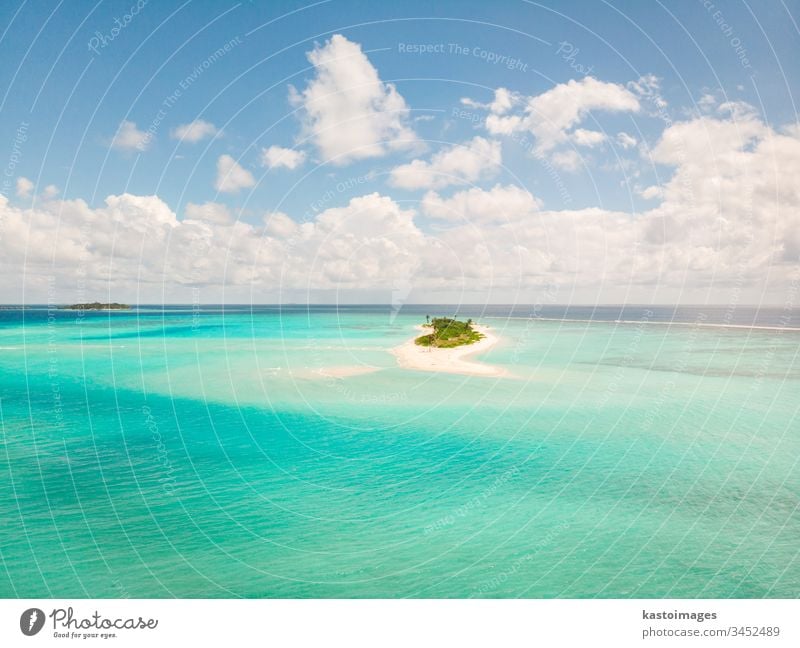 Stellen Sie sich einen perfekten Strand und eine türkisfarbene Lagune auf einer kleinen tropischen Insel auf den Malediven vor Meer MEER Küste Sand Landschaft