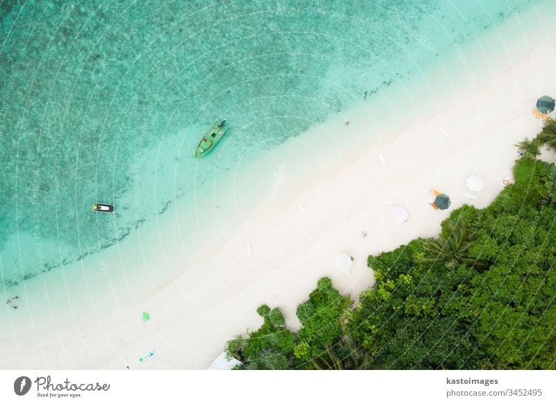 Drohnen-Luftaufnahme eines bildschönen Strandes und einer türkisfarbenen Lagune auf einer kleinen tropischen Insel auf den Malediven Meer Küste MEER Sand
