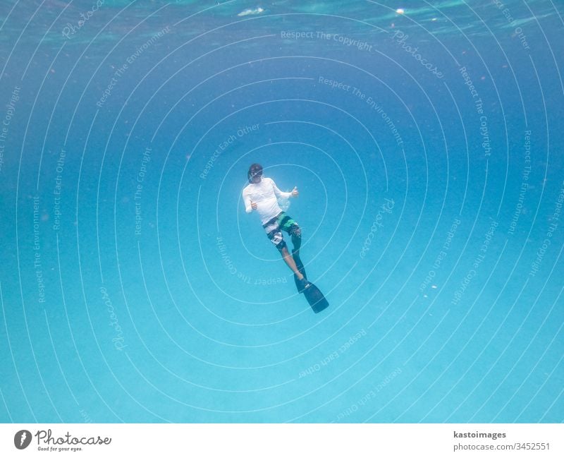 Unterwasseransicht des Freitauchens des Menschen im blauen Ozean. Freitaucher MEER Meer marin Schnorcheln Sinkflug Tauchgerät wild Tauchen schön aquatisch