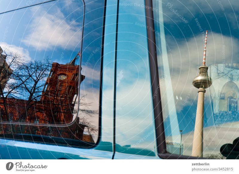 Fernsehturm und Rotes Rathaus als Spiegelbild architektur außen berlin city frühjahr frühling hauptstadt innenstadt menschenleer städtereise textfreiraum