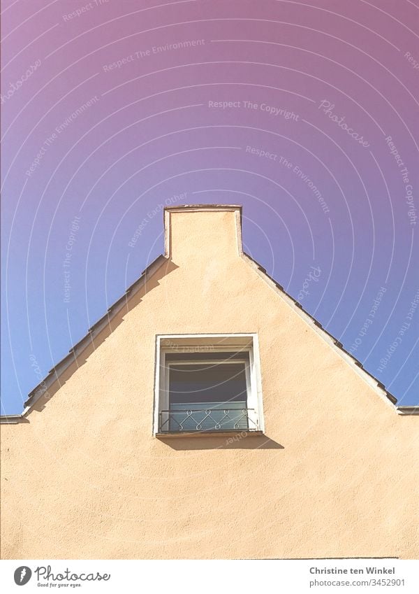 Hausgiebel mit Fenster vor blauem und rosa Himmel Blauer Himmel Hintergrund neutral Dach Dachgiebel Giebelwand Tag Außenaufnahme Textfreiraum oben Gebäude