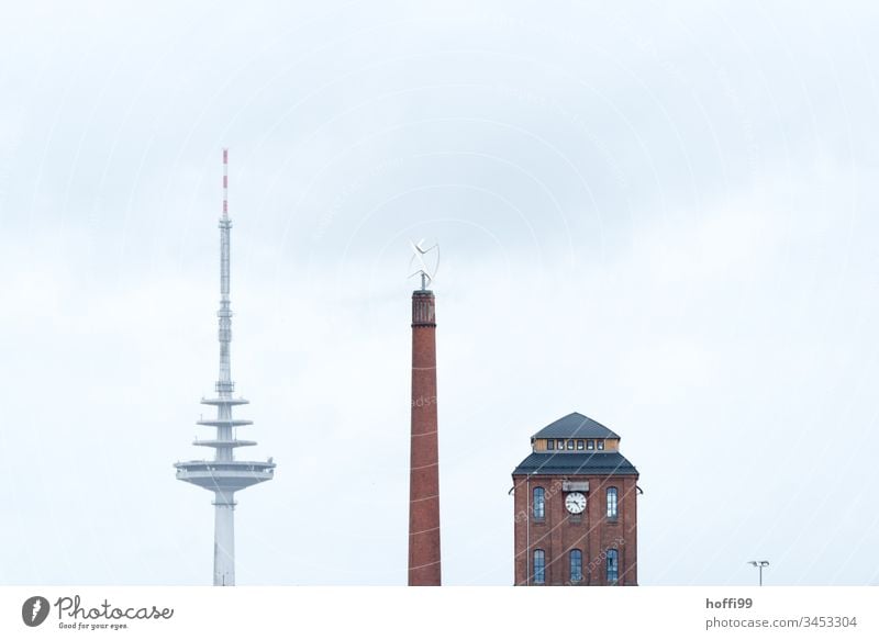 drei Türme mit Straßenlampe Stadtszene städtisches Stilleben städtischer Chic Fernsehturm Fernmeldeturm Schornstein Kesselhalle Bremen Minimalismus Skyline