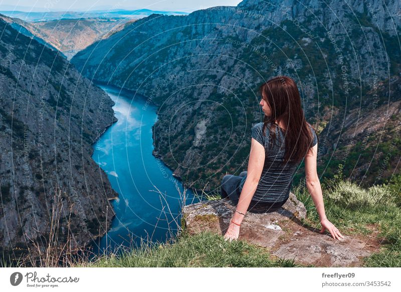 Junge Frau beim Betrachten der Sil Canyons in Ourense, Spanien unser Sinn Hintergrund schön blau Schlucht Klippe Umwelt europa Wald Galicia grün Hut wandern