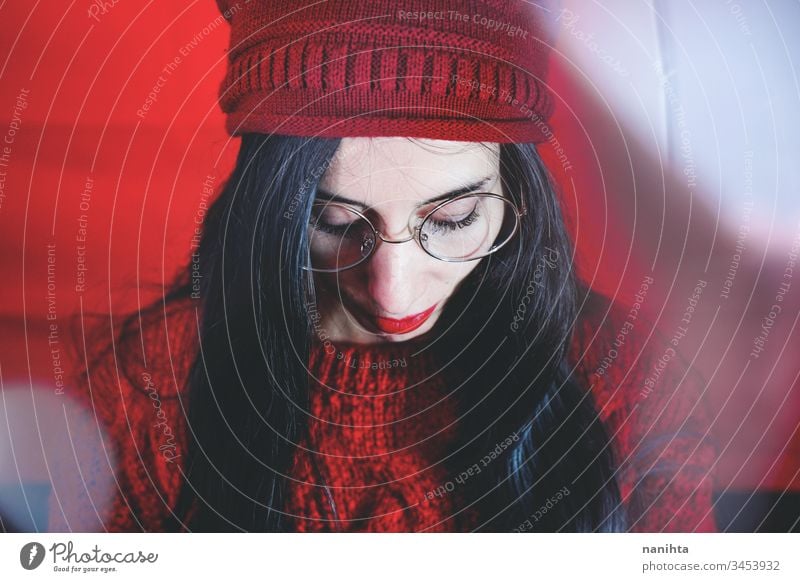 Künstlerisches Studioporträt einer brünetten Frau vor rotem Hintergrund Reflexion & Spiegelung Einfluss künstlerisch Porträt cool anders wirklich echte Frau