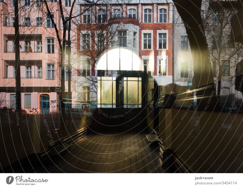 Eingang oder eine Reflexion der Fassade von gegenüber Weitwinkel Reflexion & Spiegelung Silhouette Schatten Morgen Toreinfahrt Phantasie Durchgang Irritation