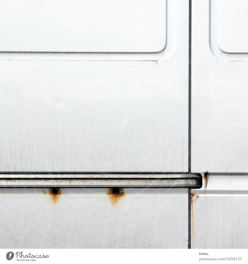 Rost fleck oberfläche rost auto blech transporter tür linie design weiß grau metall lackiert bügel