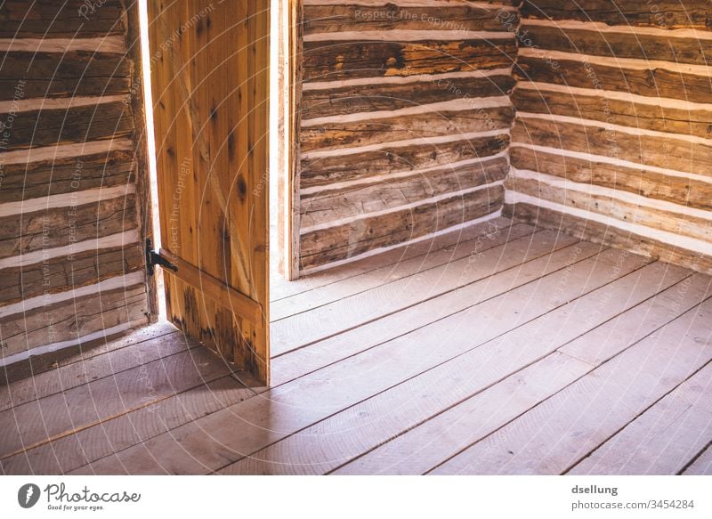 Einfach Holzhütte mit offener Tür Gebäude Abenteuer Gedeckte Farben Verlassenes Haus verlassen Innenaufnahme Einsam ruhig Raum Einfachheit einfach Einsamkeit