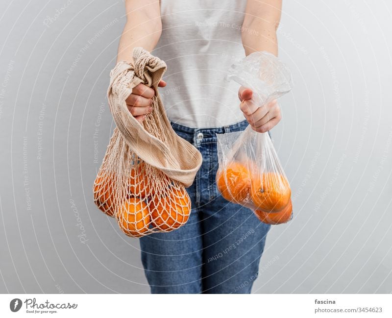 Konzept "Null Abfall, Lebensmittelabfälle". keine Verschwendung Orangen Früchte Kunststoff Tasche Textil ineinander greifen Top Ansicht flach legen null