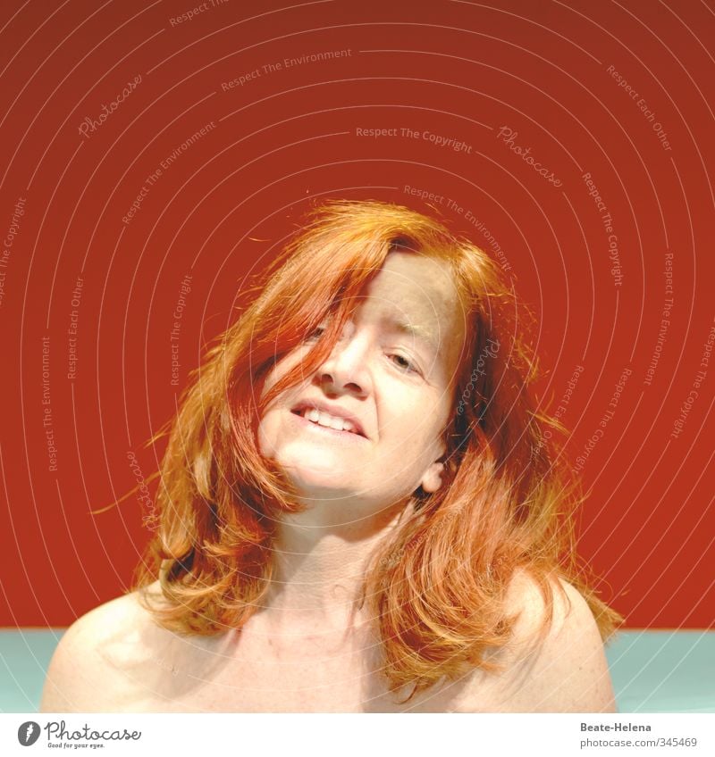 Ganzheitlich genießen: Rothaarige nackte Frau vor farbigem Hintergrund Feste & Feiern feminin Erwachsene Leben Kopf Haare & Frisuren Gesicht rothaarig