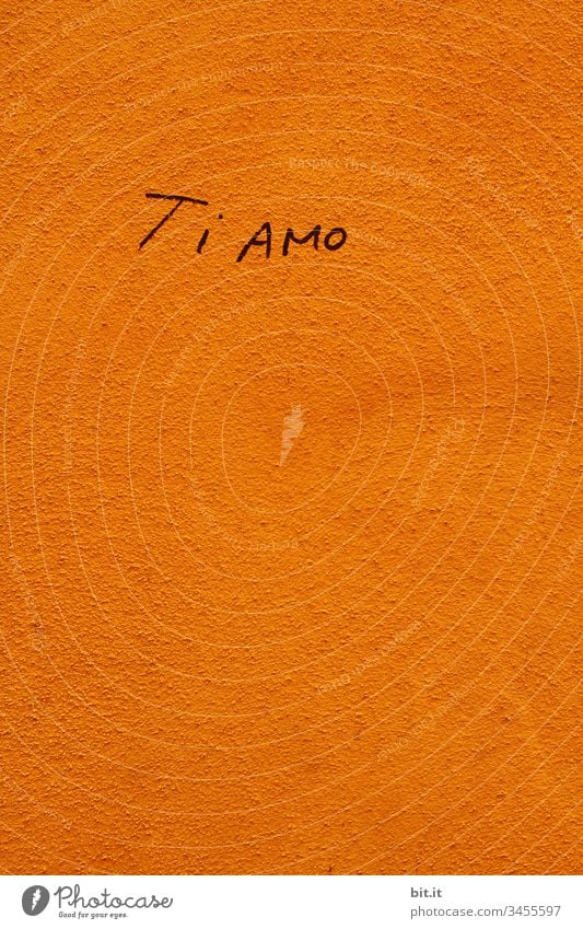 Ti amo, Liebe, Love geschrieben als Schriftzug auf einer gelben Wand in Italien. Liebeserklärung Italienisch Gefühle Verliebtheit Liebesbekundung Liebesgruß