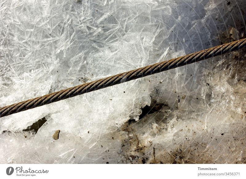 Stahlseil über gefrorenem Neckar Eis Frist Winter kalt Strukturen & Formen Frost Menschenleer Außenaufnahme