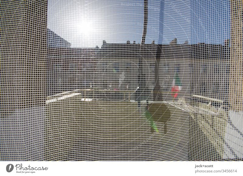 Sonnenenergie durch Netzstecker auf Balkon Fliegengitter Strukturen & Formen Lifestyle Häusliches Leben Fassade Sonnenlicht Silhouette Doppelt Schattenspiel
