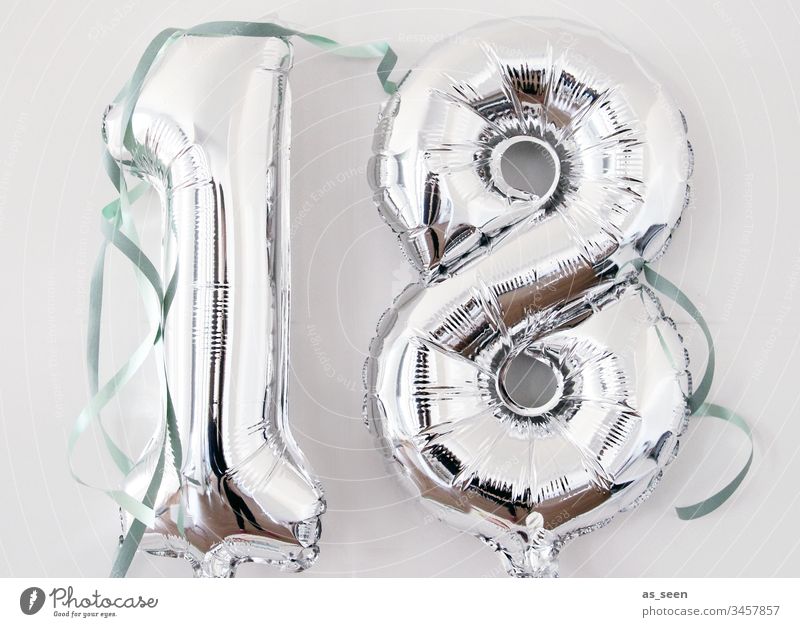 18. Geburtstag Jugendliche Luftballon silber Folie Luftschlange Feste & Feiern Party Farbfoto Fröhlichkeit Innenaufnahme feste und feiern Geburtstagsparty
