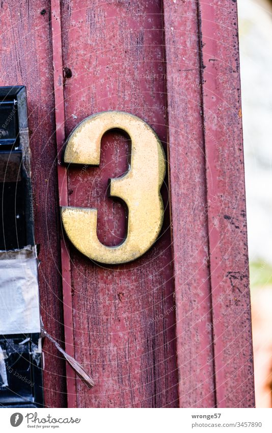 Ziffer 3 an einem hölzernem Tor Ziffern & Zahlen Nahaufnahme Außenaufnahme Hausnummer Orientierung Haustür Farbfoto
