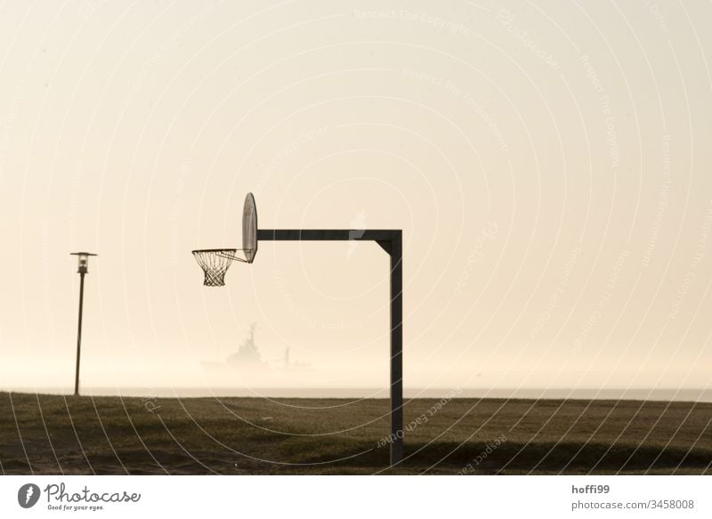 Basketball am Strand - die Sonne geht mit leichtem Frühnebel auf Nordsee Wangerland Ebbe Sonnenaufgang Sonnenaufgang Himmel Schiff Sonnenuntergang Küste Meer