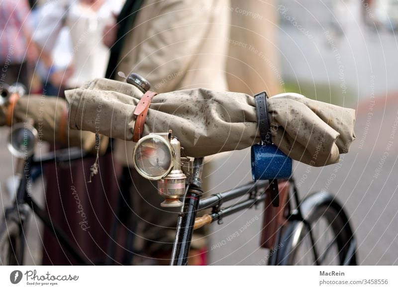 50er Jahre Fahrrad alt fahrrad gepäck herrenfahrrad herrenrad karbidlampe klingel luftpumpe mobil nostalgier old oldtimer pedale regenkleidung retro räder tour