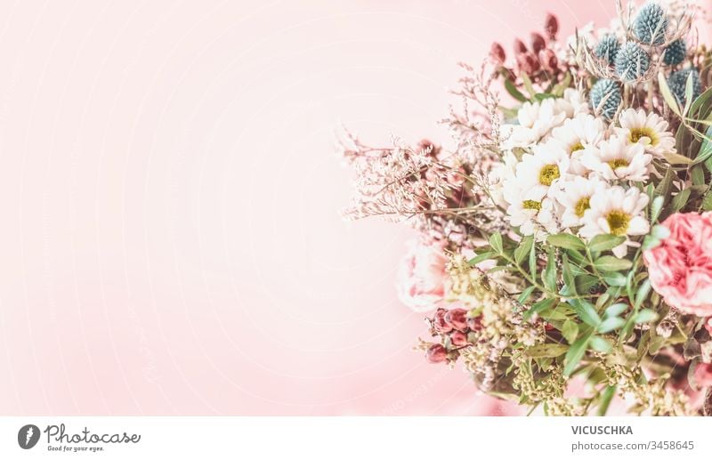 Hübsches Sommerblumenstrauß-Arrangement auf blassrosa Hintergrund. Floraler Hintergrund hübsch Haufen Ordnung blumiger Hintergrund Überstrahlung natürlich