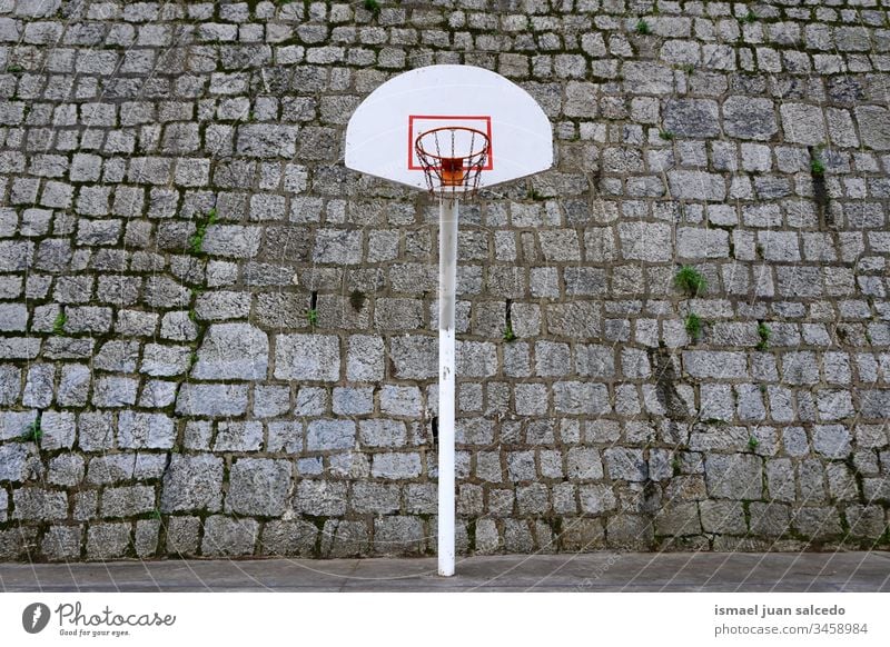 Basketballkorb in der Stadt Bilbao Spanien, Sport auf der Straße Korb Straßenkorb Sportgeräte Reifen spielen Spielen Gerät Konkurrenz Verlassen alt Gericht Feld