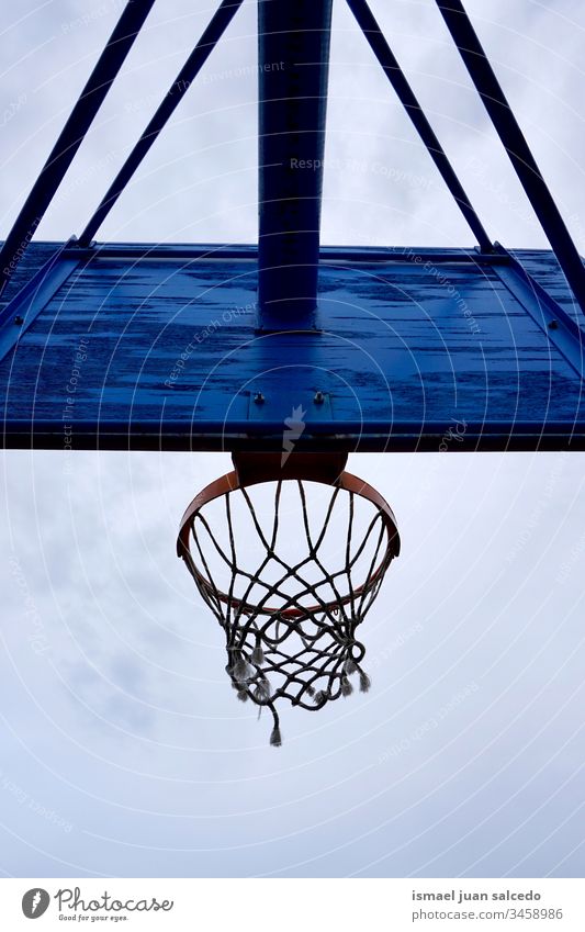 Basketballkorb, Straßenkorb Reifen Korb Himmel blau Silhouette kreisen anketten metallisch Netz Sport Sportgerät spielen Spielen spielerisch alt Park Spielplatz
