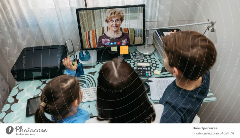 Familie spricht per Videoanruf mit der Großmutter Draufsicht Videokonferenz Computer Coronavirus Panorama Quarantäne sprechend covid-19 Frau Kind Mutter Oma