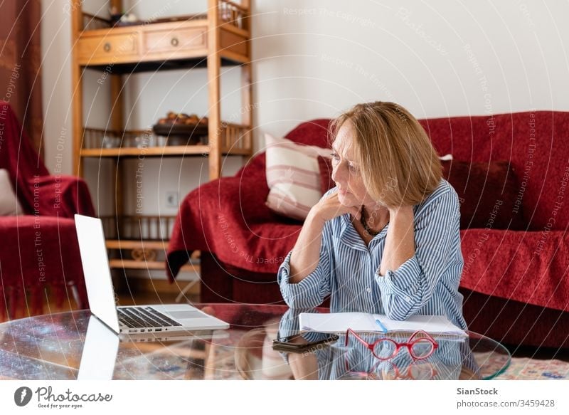 Senioren mittleren Alters, die zu Hause am Computer arbeiten Frau Laptop reif Menschen eine Person Lifestyle benutzend Brille attraktiv sich[Akk] entspannen
