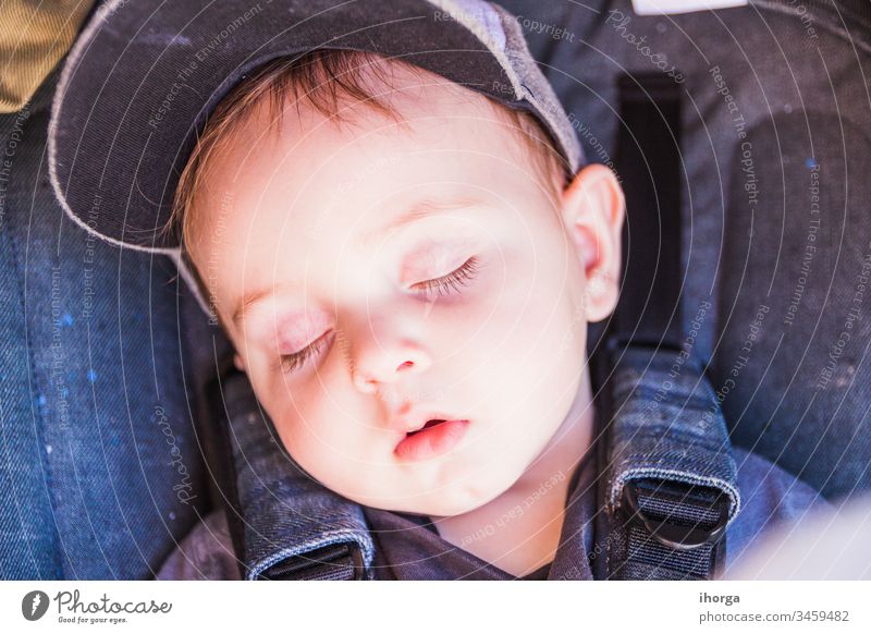 Porträt eines schönen schlafenden Babys bezaubernd Schönheit Junge Kaukasier Kind Kindheit Nahaufnahme zugeklappt niedlich träumen Auge Gesicht Hand Gesundheit