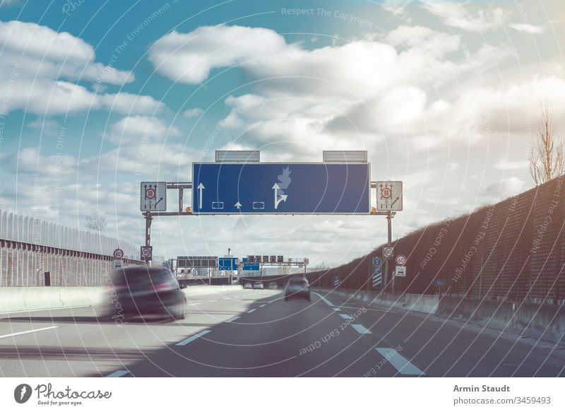 verschwommene Autos auf einer deutschen Autobahn Unschärfe PKW Regie Laufwerk fahren schnell Deutschland Fahrspur Linie Bewegung Bewegungsunschärfe Straße