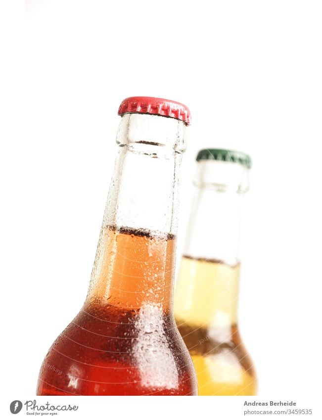 Zwei eiskalte Flaschen mit Bio-Limonade vor weißem Hintergrund organisch Zucker frei alkoholfrei isoton Bier Alkohol Glas trinken vereinzelt braun Getränk