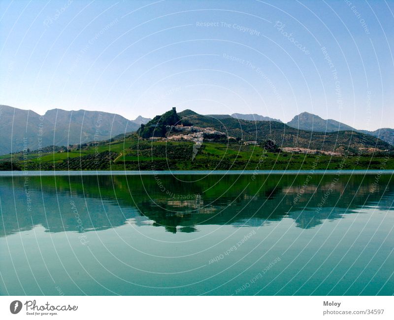 Spiegelung Reflexion & Spiegelung See Zahara de la Sierra Andalusien Dorf Wasser Berge u. Gebirge Ferne