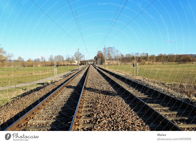 Eisenbahn, die sich in die Ferne der Felder erstreckt Schiene reisen Landschaft Natur im Freien Transport Weg grün Bahn Verkehr Entfernung bügeln Reise Himmel