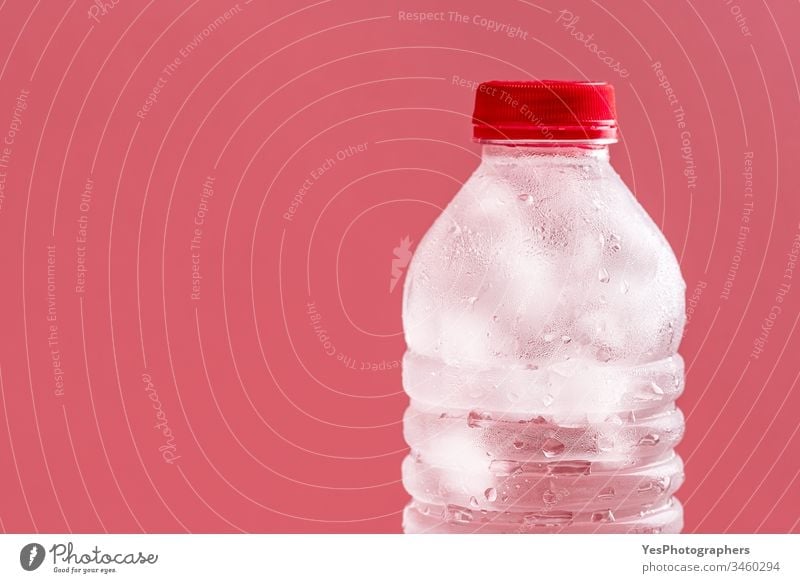 Flasche Wasser mit Eiswürfeln. Wasser in einer Plastikflasche aqua Getränk Sauberkeit übersichtlich kalt Erfrischungsgetränk cool Textfreiraum Entzug Tropfen