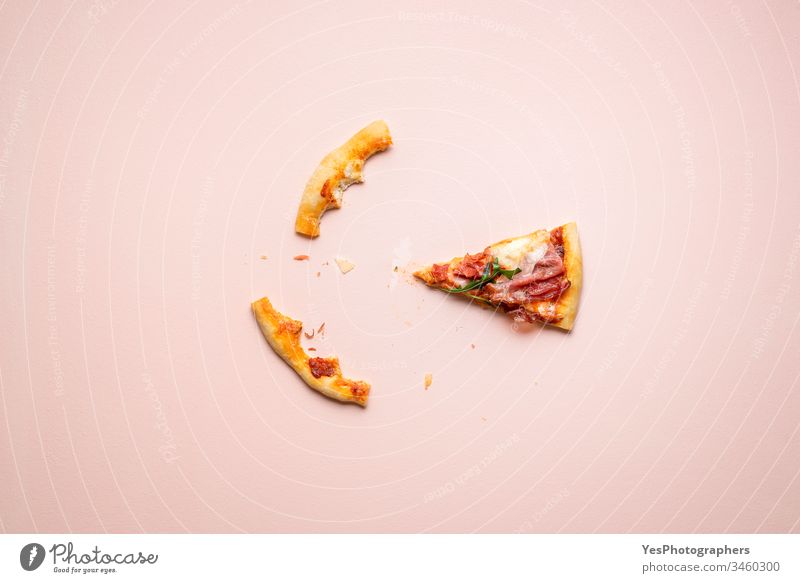 Schinkenpizza letztes Stück und Krustenreste. Italienische Prosciutto-Pizza-Schnitte Kohlenhydrate Käse und Schinken Küche Abendessen Essen Europäer berühmt