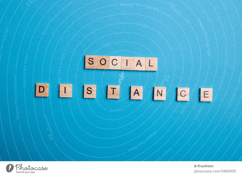 Scrabble Buchstaben "SOCIAL DISTANCE" auf blauem Hintergrund sozial distance social social distancing Studioaufnahme Hintergrund neutral Social Media covid-19