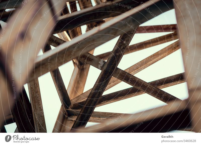 Hintergrund der Metallbalken eines Industriegebäudes in Nahaufnahme abstrakt Abstraktion Architektur Balken Konstruktion Querbalken Geometrie Grunge industriell
