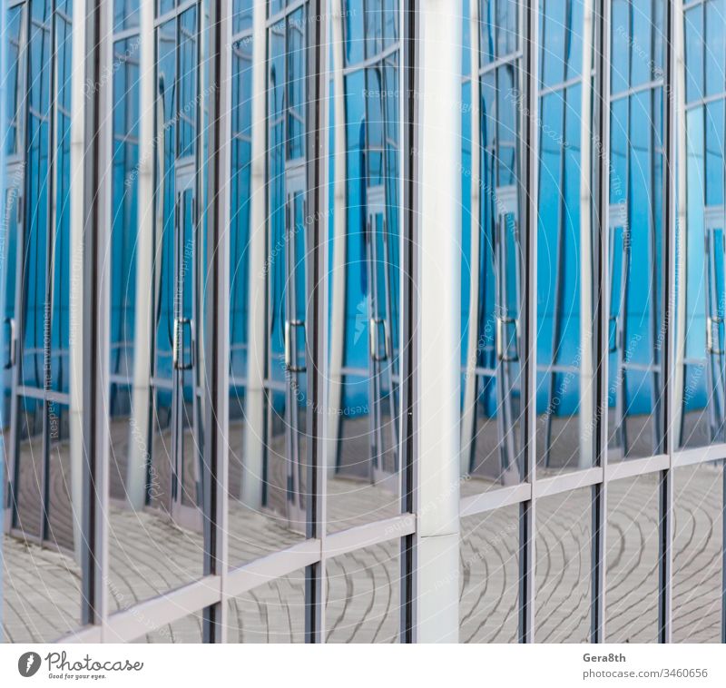 abstrakter Hintergrund, der sich in den Glasfenstern des Gebäudes spiegelt architektonisch Architektur blau Großstadt Sauberkeit sauberes Fenster Verzerrung Tür