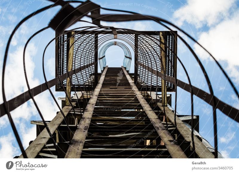 alte rostige Treppe mit Schäden gegen den blauen Himmel und die Wolken Blauer Himmel Aufstieg grau Grunge industriell bügeln Eisentreppe Laufmasche Linie Linien