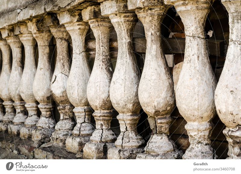 Reihe von antiken kleinen Spalten antike Säulen Architektur geknackt listig Dekor identisch retro rau Reihe von Spalten mehrere schäbig kleine Spalten